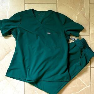 Large hunter green women’s figs scrubs set guc